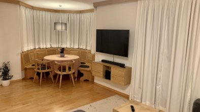 Wohnzimmer - Erkertisch und Flat TV