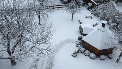 Garten mit Grillhütte im Winter