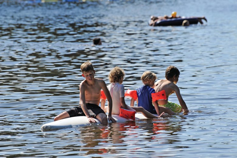 Planschen und schwimmen am Natterer See (c) Innsbruck Tourismus / Woergoetter
