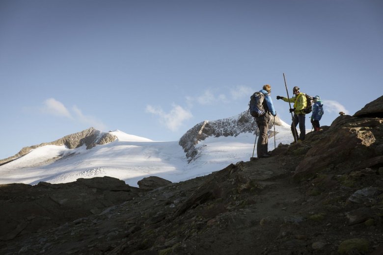 Links hinter der schneebedeckten Spitze liegt unser Ziel: Der Gipfel des Großvenedigers.