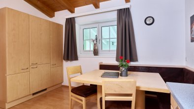 Küche mit Sitzecke und Kühl/Gefrierschrank