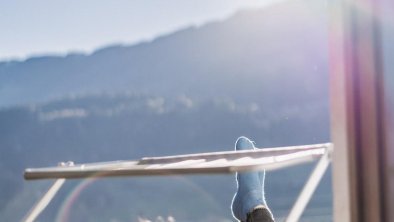 Sonnenbaden auf dem Balkon.