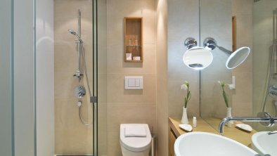Bad mit Dusche im Doppelzimmer Economy, © (c) Hotel Maximilian