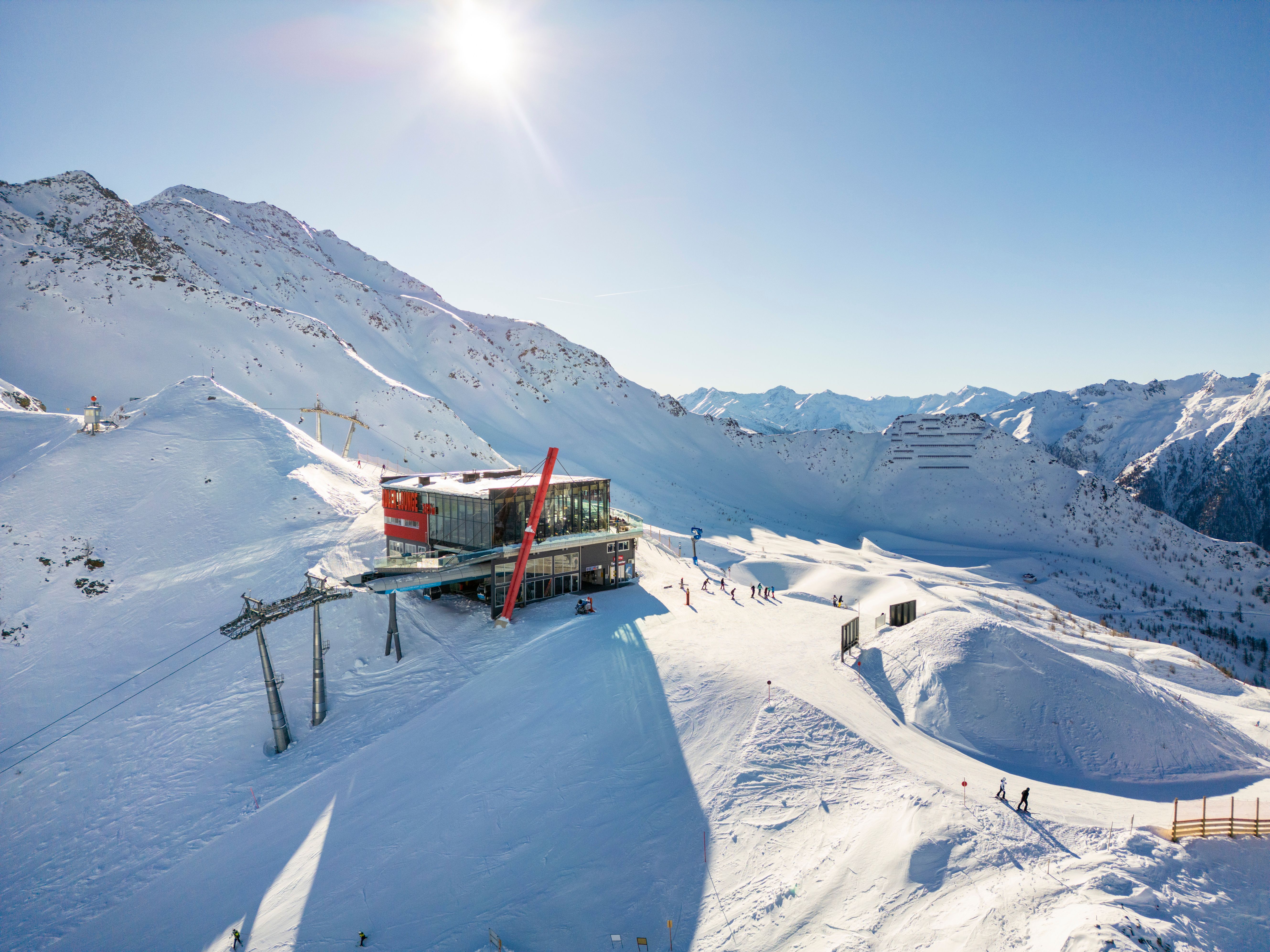 Adler Lounge im Großglockner Resort Kals Matrei, futuristische Skihütte aus der Luft