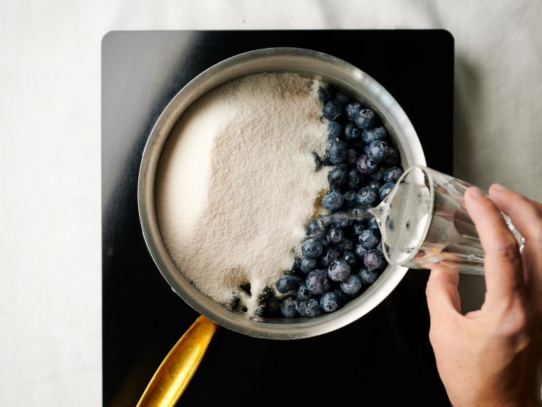 Schritt 1: Heidelbeeren mit Wasser und Gelierzucker zum Kochen bringen