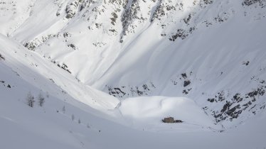             Picture perfect: Umgeben von den Schneemassen im Sulztal bietet die Amberger Hütte Schutz und Verpflegung.