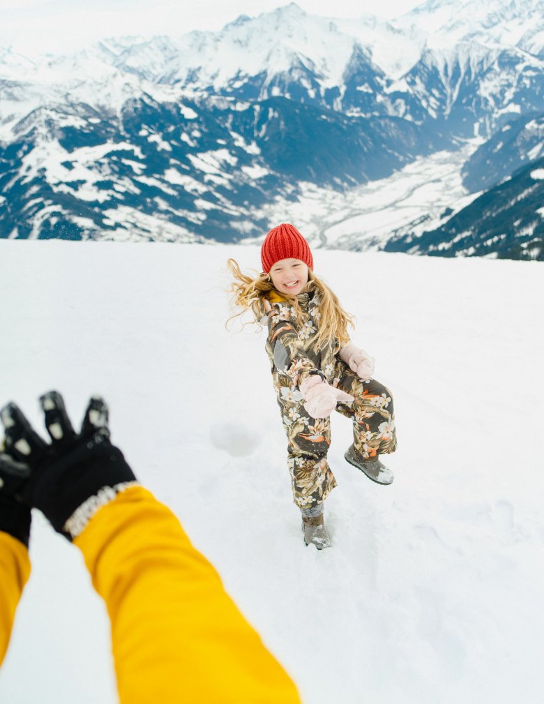 Es gibt so viele Gr&uuml;nde, Schnee zu lieben - eine wilde Schneeballschlacht geh&ouml;rt in jedem Fall dazu!, © Tirol Werbung - Ramon Haindl