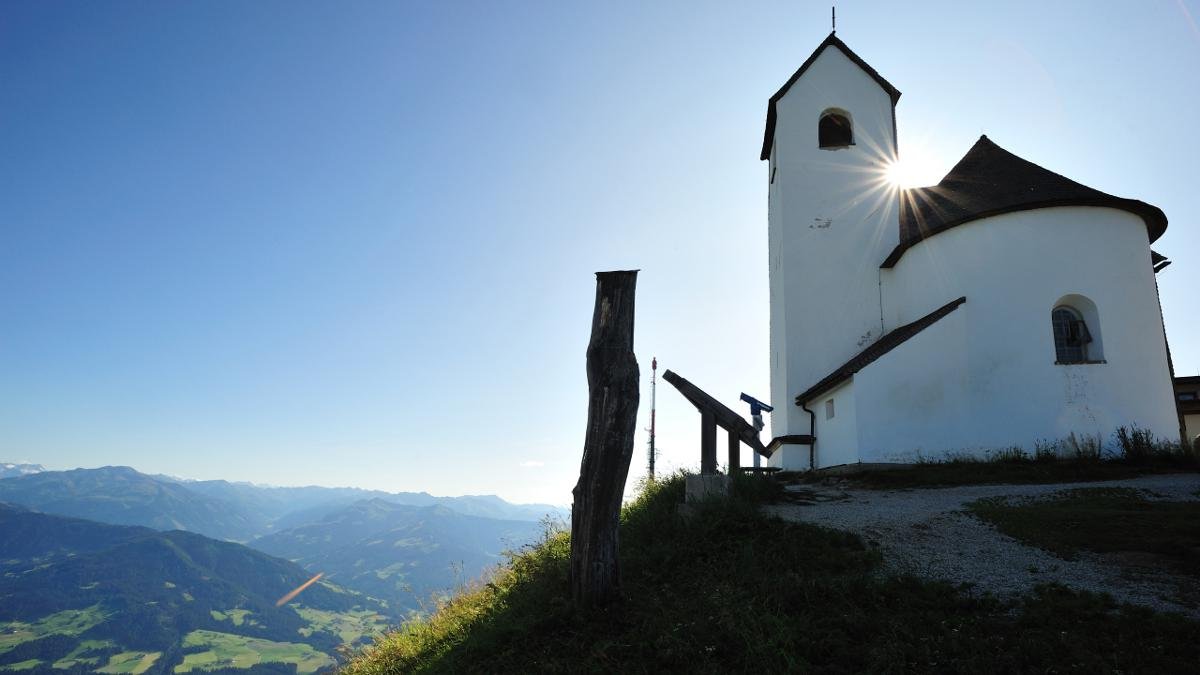 Von Söll und Hopfgarten aus ist die Hohe Salve (1.829 Meter hoch) auch im Sommer per Gondel zu erreichen. Panoramawege führen Wanderer zum Ziel. Ganz oben wartet die historische Salvenakirche – und ein toller 360-Grad-Blick auf die umliegenden Berge., © Kitzbüheler Alpen/Hannes Dabernig