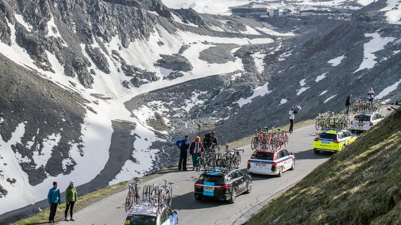 Der Tross der Tour de Suisse oberhalb von Sölden, © Lukas Ennemoser/Ötztal Tourismus