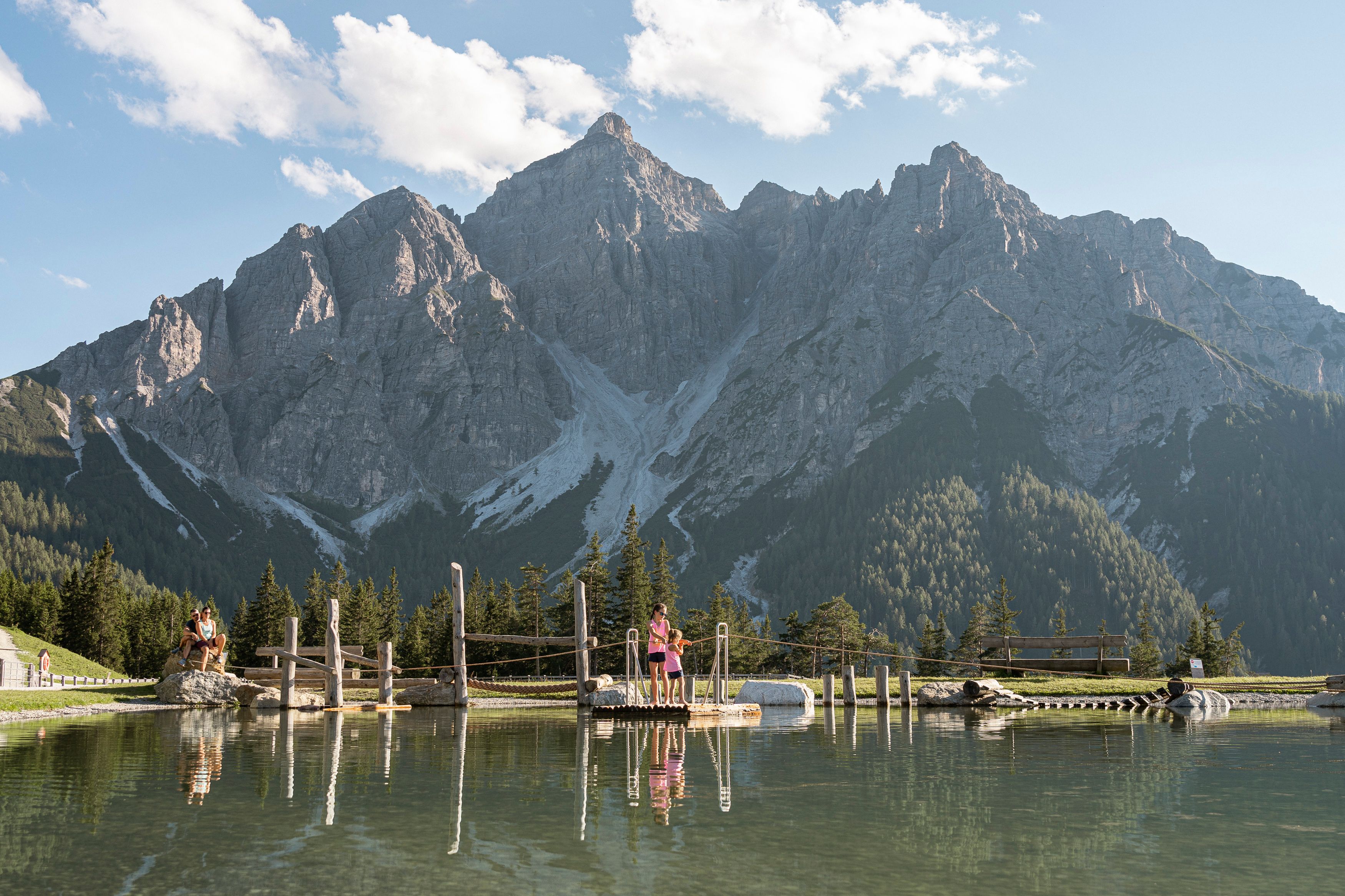 Wasserwelt Serlespark, künstlicher See mit Spielplatz im Stubaital