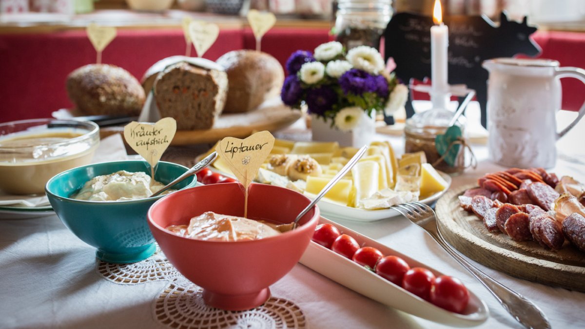 Bei diesem Bauernfrühstück möchte man Purzelbäume schlagen., © Tirol Werbung/Lisa Hörterer