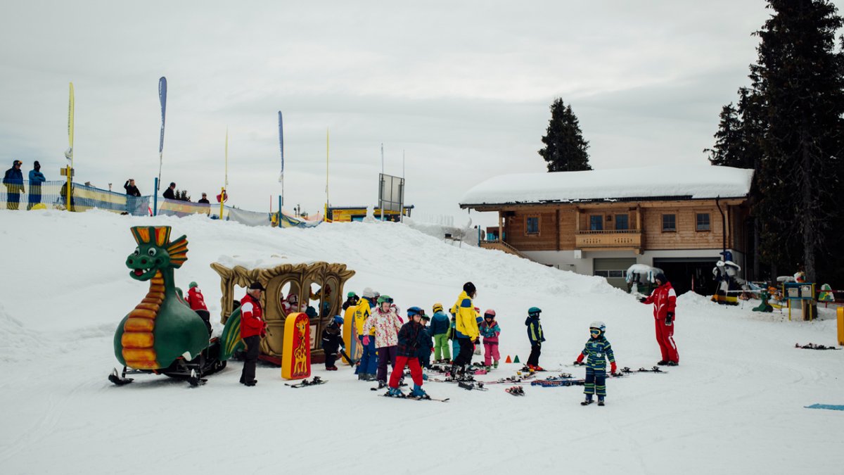             Vor allem für die kleineren Skischüler/innen gibt es in den Skischulen immer wieder Spaß und Abenteuer auch abseits der Piste.
, © Tirol Werbung/Fritz Beck