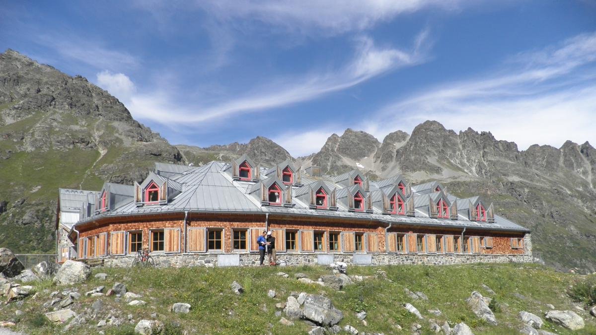 Die Jamtalhütte, heute ein Ausbildungszentrum des Deutschen Alpenvereins und natürlich weit mondäner als der Vorgängerbau vor gut 90 Jahren, war ein Stützpunkt während Ernest Hemingways ausgedehnten Silvretta-Skitouren., © Jamtalhütte