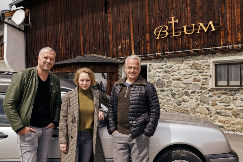 Autor Bernhard Aichner mit Schauspielerin Anna Maria M&uuml;he und Regisseur Nicolai Rohde.