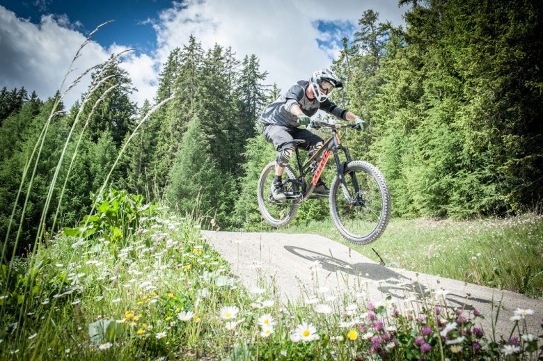 Bikepark-Manager Christian macht es ihm nach.