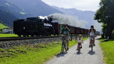 Zilllertalradweg mit Zillertalbahn