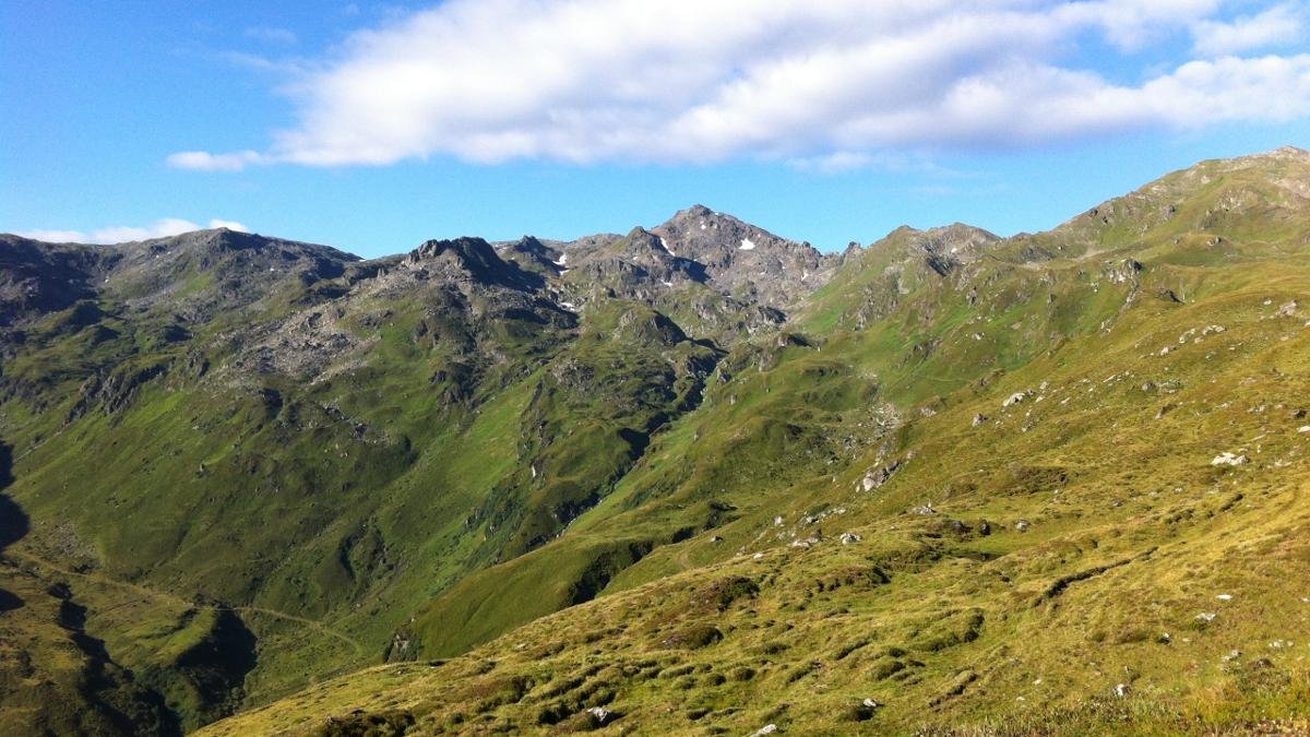 Der 2.762 Meter hohe markante Gipfel in den Tuxer Alpen ist ein sehr beliebter Skitourenberg und gilt als der ideale Aussichtspunkt schlechthin., © Archiv TVB Mayrhofen/Marina Ram