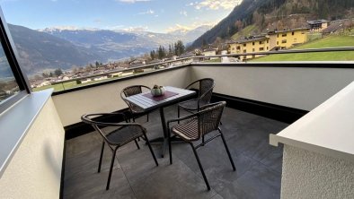 Zillertal-Fuegen-The-View-Ferienwohnung-Ahorn-Balk