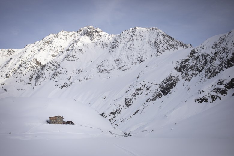             Ein Haus im Schnee: Die Amberger Hütte in den Stubaier Alpen.

          