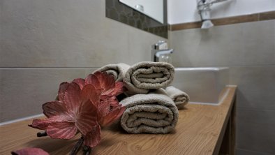 Badezimmer mit bodengleicher Glasdusche