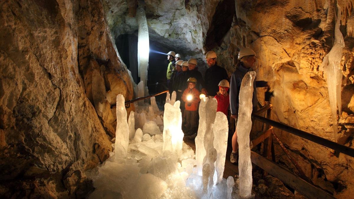 In Tirols einziger Eis- und Tropfsteinhöhle auf der Hundalm können die Geheimnisse der Erdentwicklung erkundet werden. Weil im Innern Temperaturen um Null Grad Celsius herrschen, sind feste Schuhe und Mütze auch im Sommer ein Muss., © Hannes Dabernig