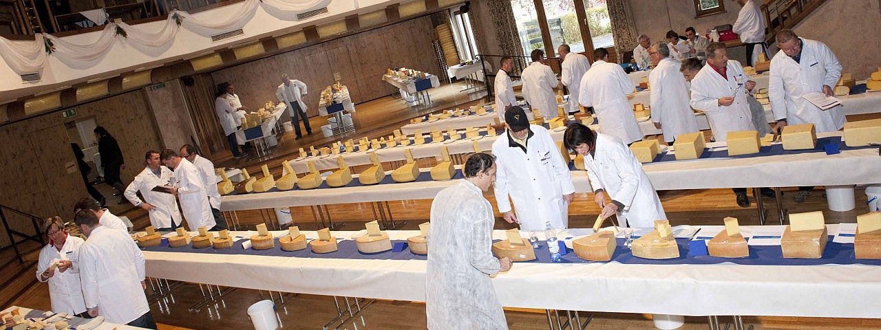 Die Jury bei der Arbeit - Internationale Käsiade in Hopfgarten, © Verband der Tiroler Käserei- und Molkereifachleute