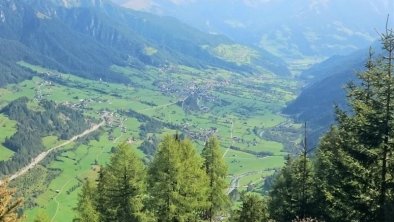 Blickrichtung ins Tal zum Santernhof Tirol