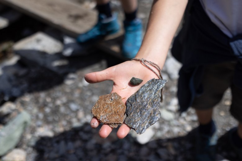 Je h&ouml;her man steigt, desto &ouml;fter findet man den glitzernden Glimmerschiefer. Er wird vom Gletscher auch zu silbrigem Sand zermahlen.