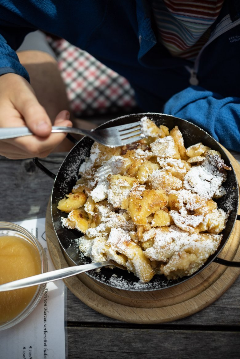 Kaiserschmarrn ist immer ein Gedicht, auf 2.000 Metern schmeckt er noch einmal k&ouml;stlicher.