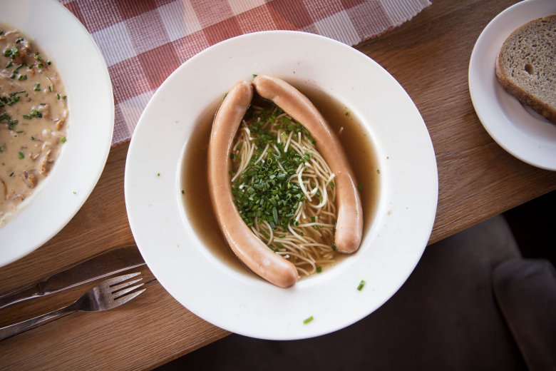             Nudelsuppe mit Wiener-Würstchen ... ähhh ... Frankfurter., © Tirol Werbung, Bauer Frank