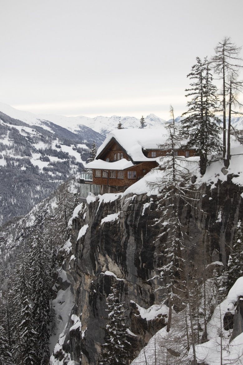             Ausgesetzt und geschützt – auf der Dolomitenhütte erlebt man Beides zugleich.

          