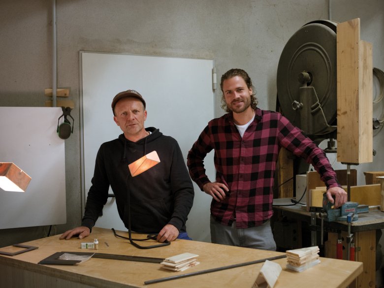 Ökobilanz blendend: Harald Hofer (li.) und Felix Fehr in der „Almleuchten“- Werkstatt bei Innsbruck. Die Maschinen werden mit Ökostrom aus sauberer Wasserkraft betrieben.
