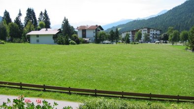 schöne grüne Wiese vor dem Landhaus Thöni