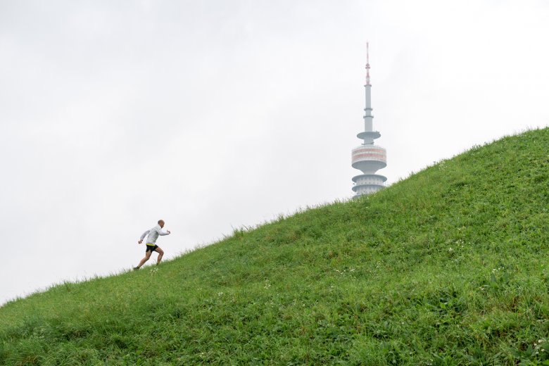 Am Berg empfiehlt der Trailrunning-Profi besser zu gehen als zu sprinten. Das spart Kr&auml;fte.&nbsp;