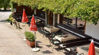 Berggasthof Moosbauer Erl - Terrasse im Sommer, © Gramshammer