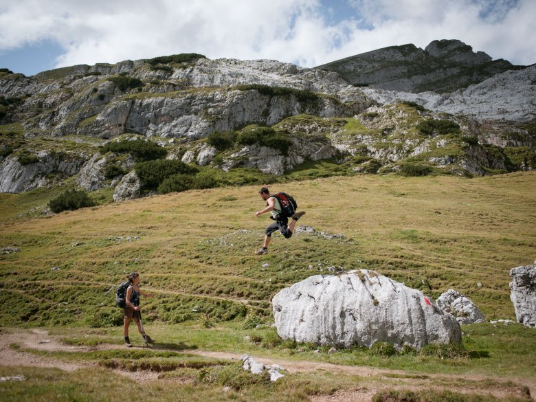             Auch bei der Wanderung in den Brandenberger Alpen ist man mit jedem per Du. , © Tirol Werbung, Schwarz Jens