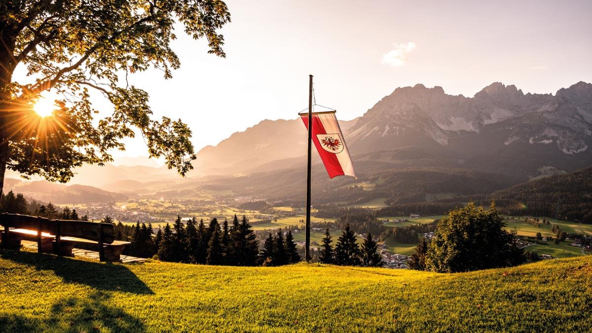 Das Hollenauer Kreuz ist kein Gipfelkreuz, sondern steht auf einem Wiesenkamm und ist ein sehr bekannter Aussichtspunkt gegenüber des Wilden Kaisers., © Manuel Bialucha