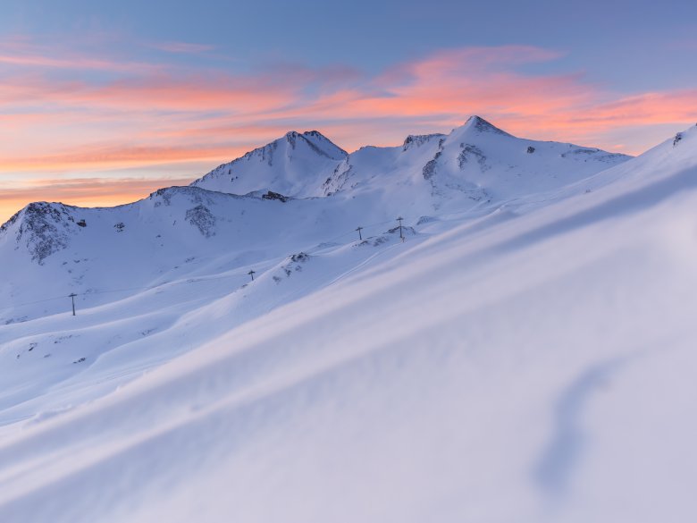 Noch im Dunkeln per Pistenraupe zur Hexenseehütte, dort den Sonnenaufgang bei einem Frühstück genießen und danach über frisch präparierte Pisten carven. Dieses Erlebnis vergisst man nicht mehr., © Seilbahn Komperdell GmbH - Andreas Kirschner