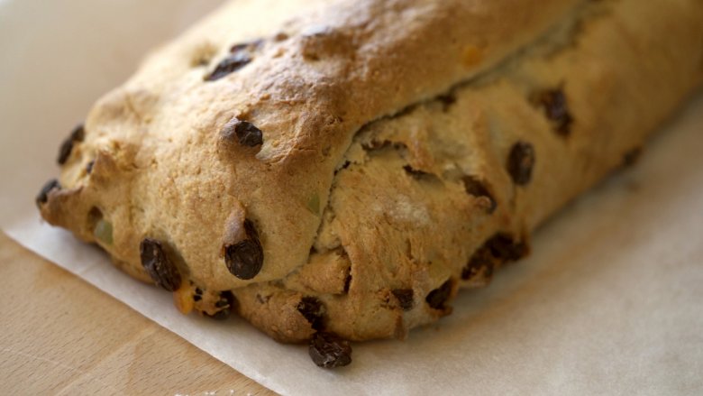 Nach 2-stündiger Ruhzeit den Stollen bei 175°C backen.