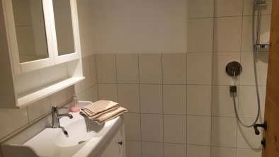 Badezimmer mit Dusche und Waschbecken