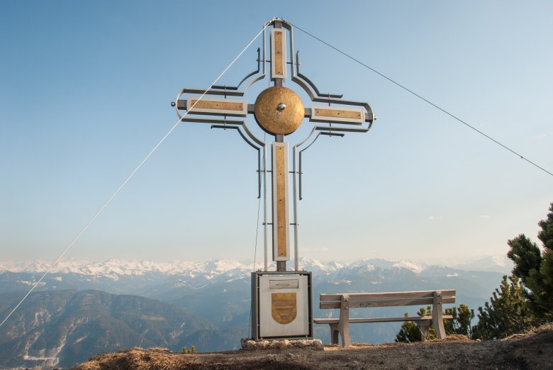 Schlicht ist anders:&nbsp;Das Gipfelkreuz am Plessenberg.