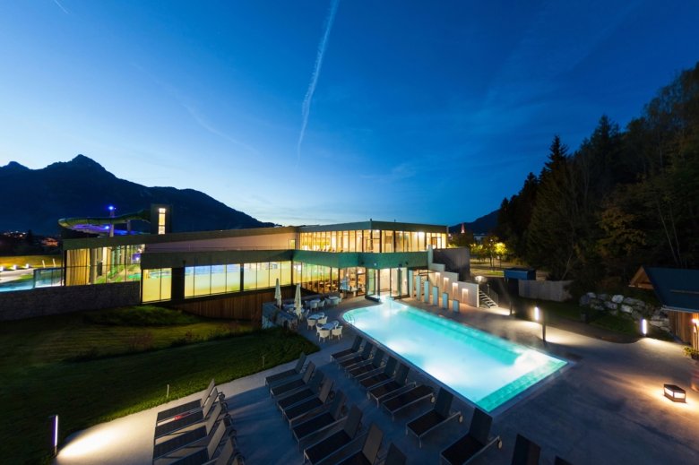 Wohlige Wasserwelt: In der Alpentherme Ehrenberg in Reutte gibt es kein Frösteln, taucht man hier in bis zu 32 Grad Celsius warmes Wasser ein. © TVB Naturparkregion Reutte