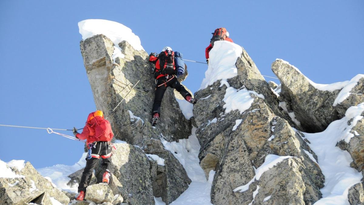 Erfahrenen Kletterern sei der landschaftlich beeindruckende Arlberger Klettersteig ans Herz gelegt. Schwindelfreiheit ist nötig, denn auf der Route zwischen Mattunjoch und Weißschrofenspitze geht es meist am Berggrat entlang – auf über 2.500 Metern Höhe. Im Winter treffen sich Skifahrer und Tourengeher am einzigen Winterklettersteig Tirols im Rendl-Gebiet., © St. Anton am Arlberg/Thomas Klimmer