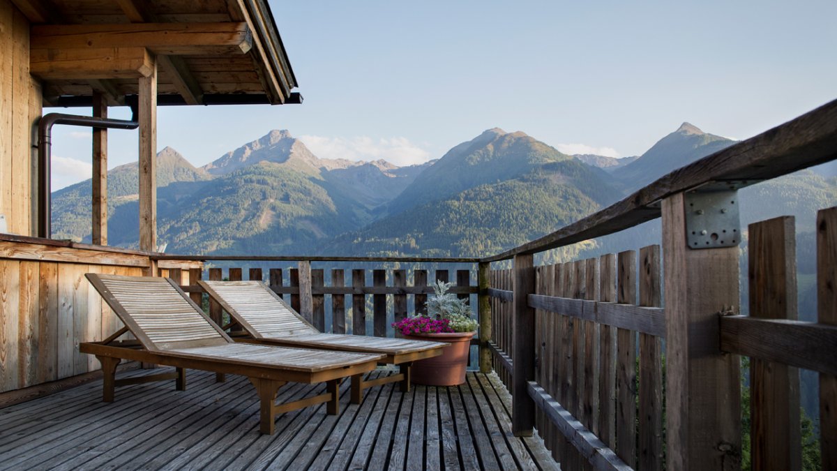 Auf dem gro&szlig;en Balkon kann man sich br&auml;unen und das wundersch&ouml;ne Virgental genie&szlig;en., © Tirol Werbung/Lisa Hörterer