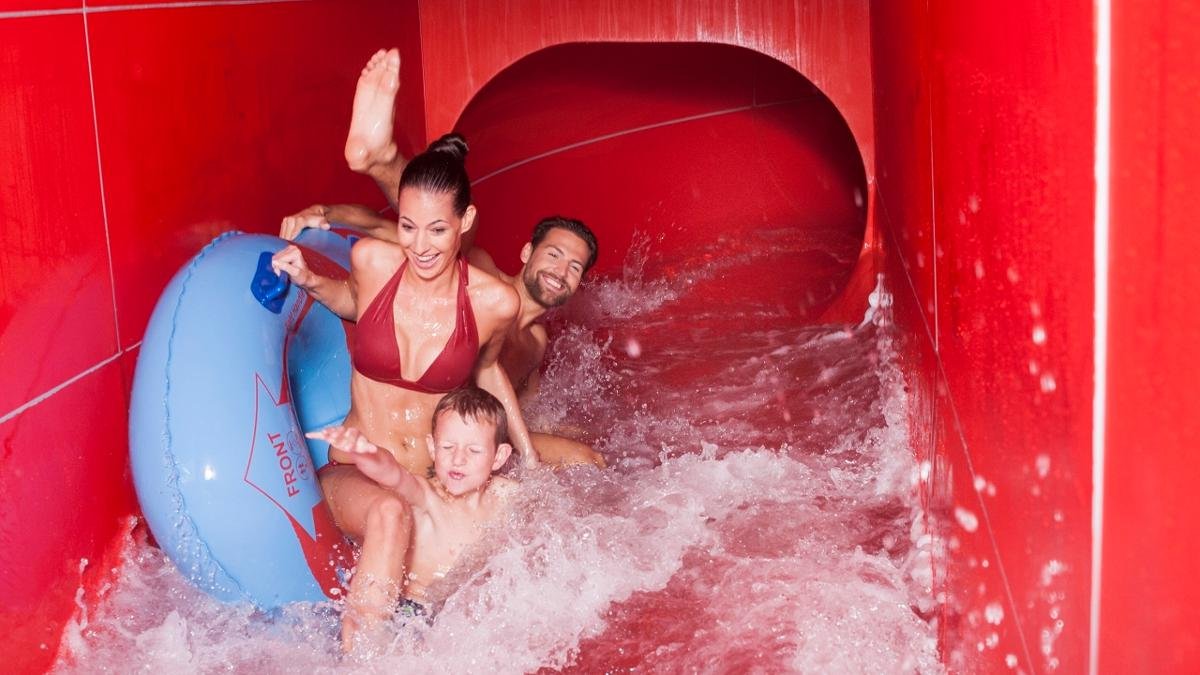 Wer mit seiner Familie einen Entspannungstag einlegen möchte, sollte das „Stubay“ in Telfes besuchen. Wasserratten vergnügen sich im Hallenbad mit Außenbecken oder auf einer der drei Erlebnisrutschen, Ruhesuchende gehen ins Dampfbad oder lassen sich massieren., © Christoph Ascher