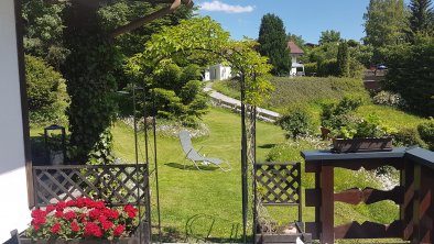 Ferienwohnung Nr. 2 - Terrasse mit Gartenzugang