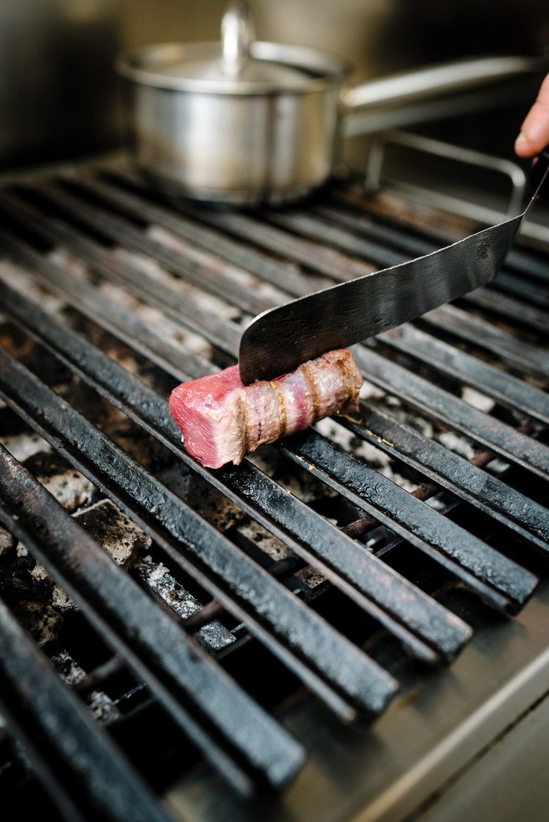 Streifen-Look: Das Filetstück kommt nur kurz auf den Grill.