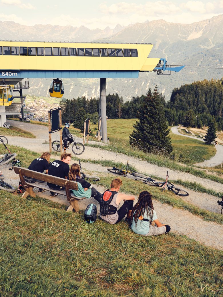 Noch kann sich der Downhill-Mountainbiker entscheiden – zwischen insgesamt neun Strecken, die wie Skipisten blau, rot oder schwarz kodiert sind.