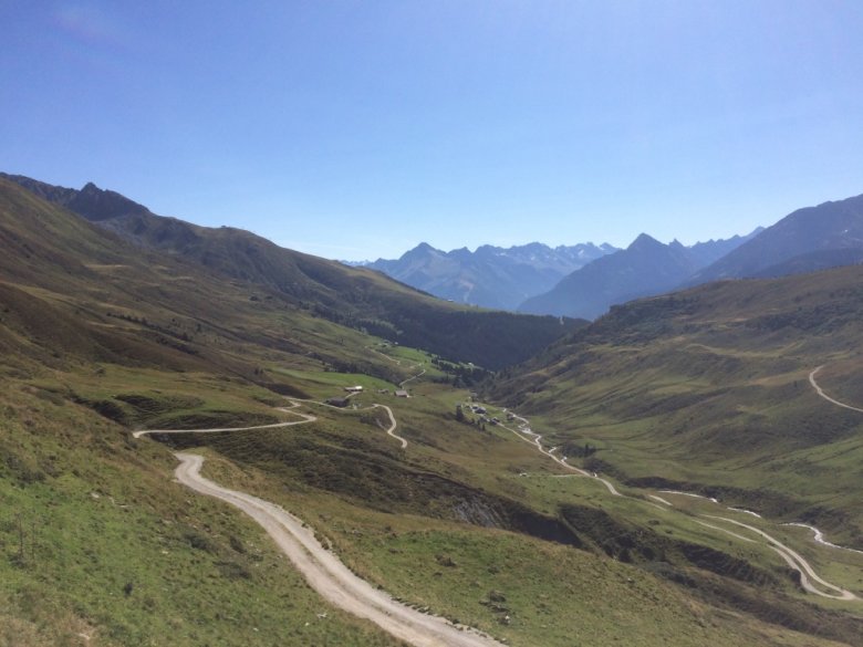 Blick zurück während der schweißtreibenden Auffahrt zum Geiseljoch – ca. ¾ der Wegstrecke geschafft!