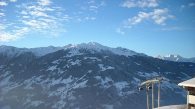 Rosenalmbahn Zillertal Arena mit Blick auf Hochzil